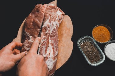 Kasap domuzu keser, çiğ eti marine eder ve kebabı pişirir. 2020