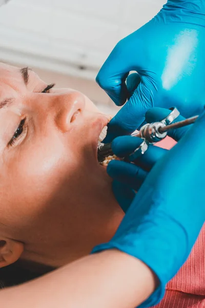 Local anesthesia, the dentist uses a carpal syringe, introducing local anesthesia into the gums.2020