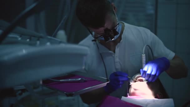 Hygiène bucco-dentaire, un homme au cabinet des dentistes, le retrait du tartre et la plaque sur les dents, l'utilisation de l'échographie. — Video