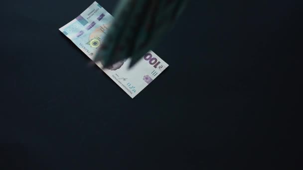 La hryvnia ukrainienne d'un montant de mille hryvnias tombe, vole sur un fond noir, la monnaie de l'État ukrainien, beaucoup de factures. — Video