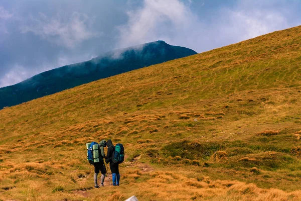 Casal Turistas Desfruta Das Vistas Cordilheira Montenegrina Cordilheira Montanhas Dos — Fotografia de Stock