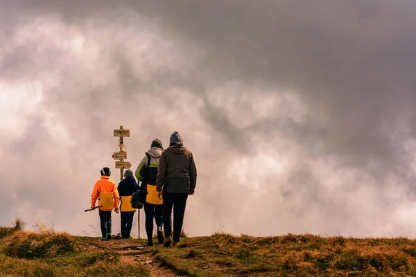 Turistas Seguem Uma Trilha Montanha Sinal Turístico Para Próximo Destino — Fotografia de Stock