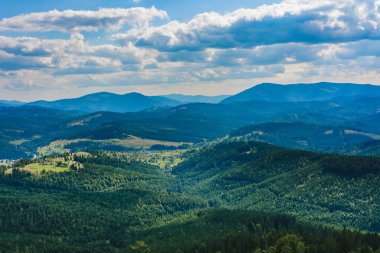 Ukrayna Karpatları 'nın dağlarındaki gözlem güvertesinin güzel manzarası. 2020