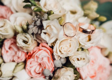 Gelin ve nişan yüzükleri için narin buket, fotoğraf 2020.