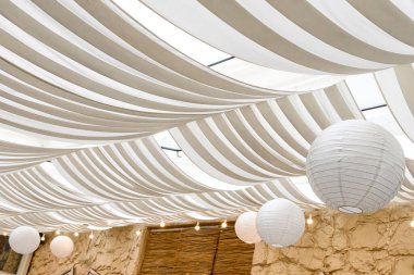 Süslü masa ve sandalyeli oda, düğün töreni, açık büfe ve yemek odası manzaralı. 2020