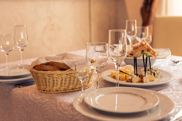 Ajuste Mesa Evento Festivo Ajuste Mesa Platos Aperitivos Establecer Las — Foto de Stock