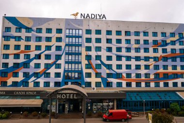 Ivano-Frankivsk, Ukrayna 26 Eylül 2020: Nadiya Oteli ve park yeri.