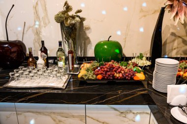 Ivano-Frankivsk, Ukrayna 3 Ağustos 2019: Açık büfe masa atıştırmalıkları ve içkileri. 2021