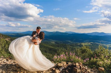 Ivano-Frankivsk, Ukrayna 17 Ağustos 2019: Karpatlar 'da gelin yürüyüşü. 2020