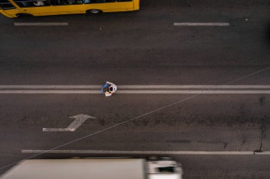 İvano-Frankivsk, Ukrayna 26 Eylül 2020: En iyi manzara olan 2020 'de yolda dikilen iki gelin