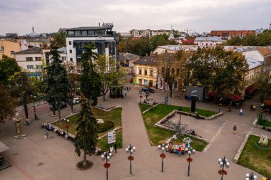 Ivano-Frankivsk, Ukrayna 26 Eylül 2020: Katedral ve yakınındaki caddeler.