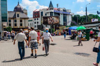 Ivano-Frankivsk, Ukrayna 28 Temmuz 2020: pazar ve insanlar, karantina sırasında yaz mevsiminde pazar çalışmaları. 2020
