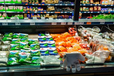 Ivano-Frankivsk, Ukrayna 28 Temmuz 2020: süpermarketten yiyecek satın alma ve seçme. 2020