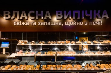 Ivano-Frankivsk, Ukrayna 28 Temmuz 2020: süpermarketten yiyecek satın alma ve seçme. 2020