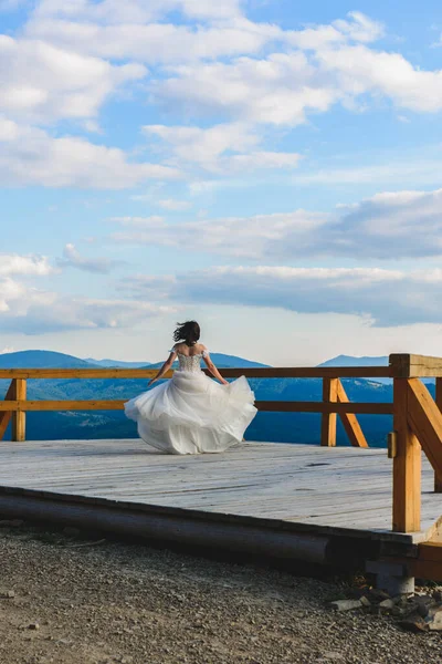 Ein Brautpaar Den Malerischen Karpaten Einem Gebirge Der Ukrainischen Karpaten — Stockfoto