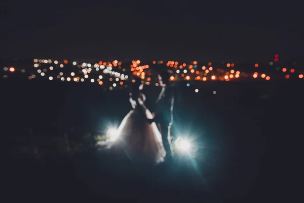 Brautpaar Hintergrund Der Lichter Der Stadt Silhouette Eines Verliebten Paares — Stockfoto