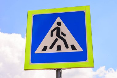 Şehirdeki yol işaretleri, yaya geçidi işaretleri, trafik işaretleri önemli. 2021