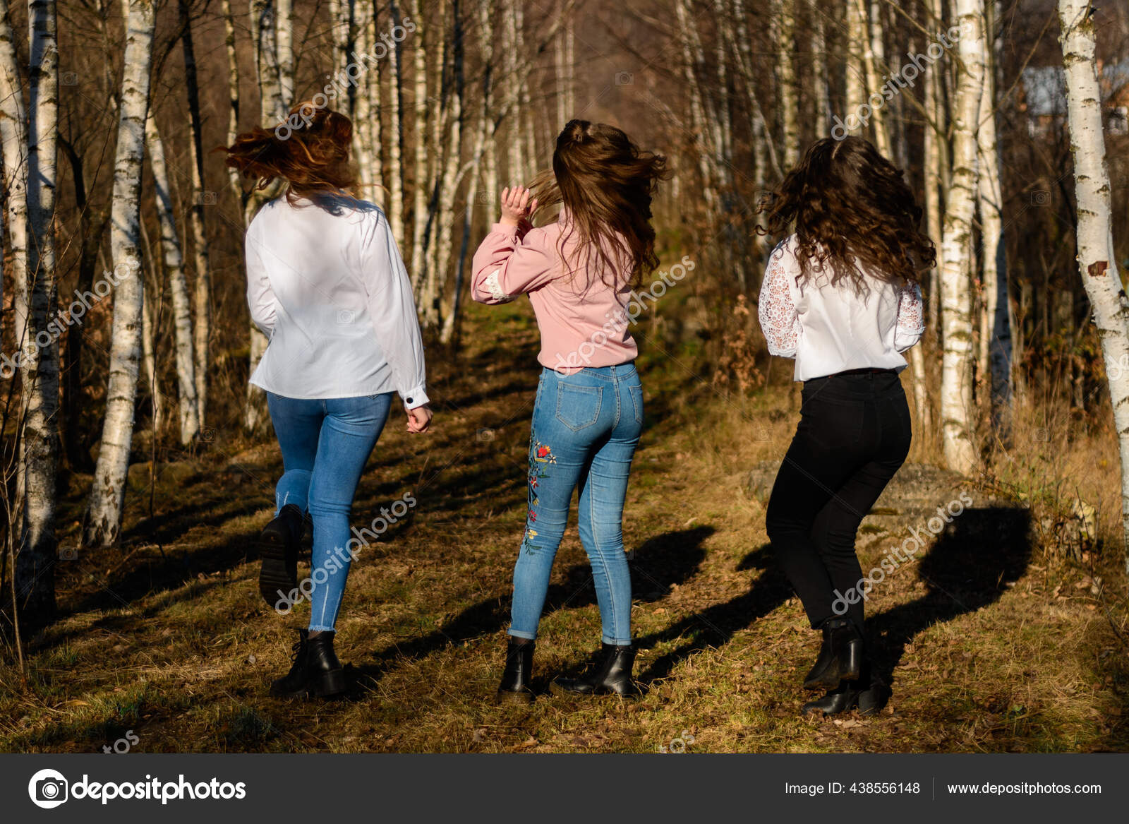 komfort Association Isolere Ung Gruppe Piger Efteråret Park Efterår Tøj Efterår Walk 2020 — Stock-foto  © NIKO_Cingaryuk #438556148