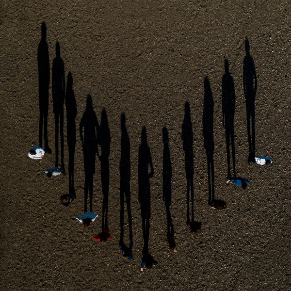 Bir Grup Çocuk Yolda Dikiliyor Gölgelerle Sonuçlanıyor — Stok fotoğraf