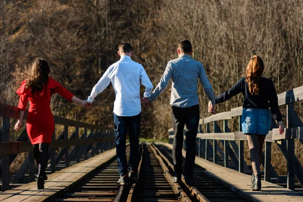 Teenageři Chodí Podzim Železničním Mostě — Stock fotografie