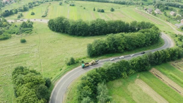 Carretera serpentina, carreteras de Ucrania, carreteras serpentinas empinadas peligrosas de comunicación de larga distancia, vista superior. — Vídeos de Stock