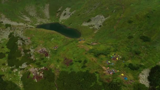 Lago Alpino Brebeneskul e a área, vista superior, o fotógrafo fica na margem do lago, o cume Montenegrin e toda a sua beleza. — Vídeo de Stock