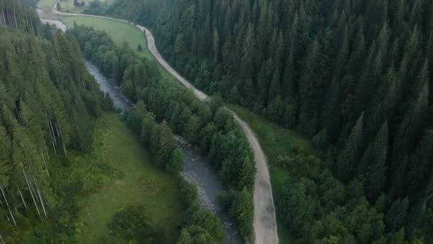 Vista superior do rio e sua estrada paralela nos Cárpatos, zona rural nos Cárpatos da Ucrânia. — Vídeo de Stock