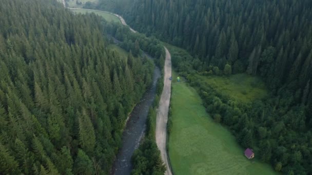 Vista superior do rio e sua estrada paralela nos Cárpatos, zona rural nos Cárpatos da Ucrânia. — Vídeo de Stock