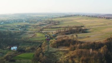 Ukrayna 'da kuş bakışı bir Avrupa köyü. Tepelerdeki küçük nehirler. Çimenlerin yanması ve çevre üzerinde olumsuz etki.