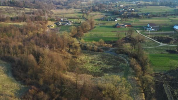 Un petit village européen en Ukraine d'un point de vue d'oiseaux. Petites rivières dans les collines. Brûlage de l'herbe et impact négatif sur l'environnement. — Video