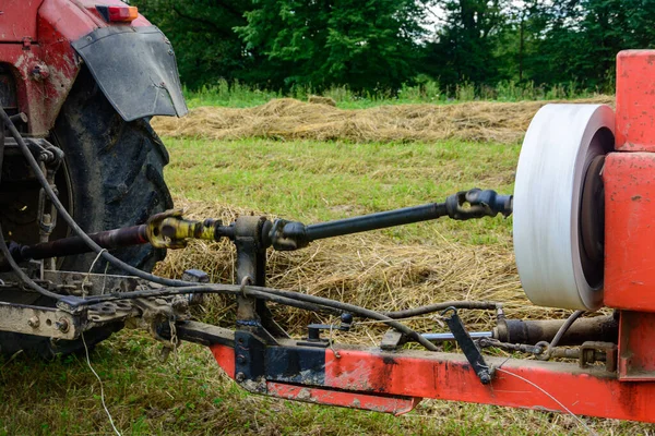 Traktor Och Kardanaxel För Kopplingsutrustning Traktor Ute Fältet Hömakeriet 2020 — Stockfoto