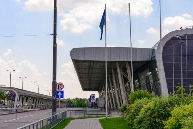 Lviv, Ukrayna 29 Haziran 2020: Lviv Havalimanı terminaline giriş, Lviv Uluslararası Havalimanı, bir pandemic.2020 sırasında havaalanı operasyonu