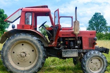 Dolyna, Ukrayna 11 Temmuz 2020: Sahadaki Belarus traktörü, traktörün unsurları ve detayları. 2021