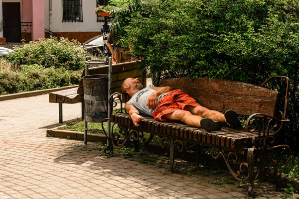 İvano-Frankivsk, Ukrayna 28 Temmuz 2020: 2020 'de evsiz bir adam bir bankta uyuyor.