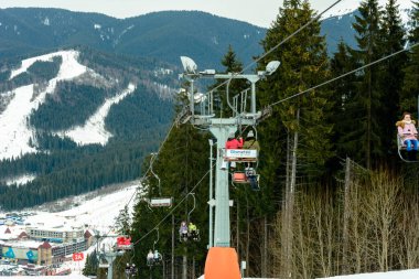 Bukovel, Ukrayna 3 Şubat 2019: Bukovel kayak merkezi, dağların tüm güzelliği ve Karpatlar 'daki eğlence, asansördeki insanlar. 2021