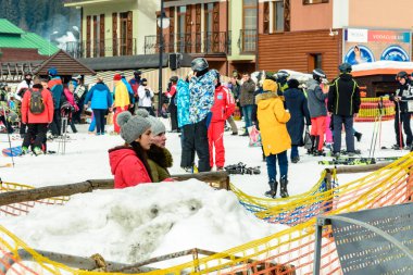 Bukovel, Ukrayna 3 Şubat 2019: Kayak merkezi, Bukovel ve asansör, asansör yakınındaki insanlar, asansöre iniyorlar. 2021