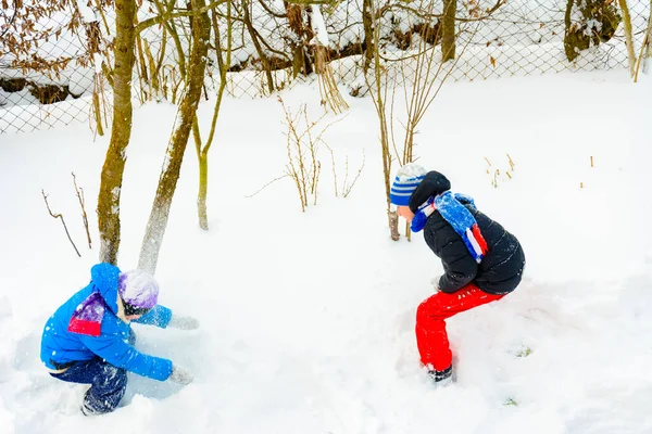 Dwóch Chłopców Gra Kulki Śnieżne Zabawna Gra Zimą Szczęśliwe Dzieciństwo — Zdjęcie stockowe