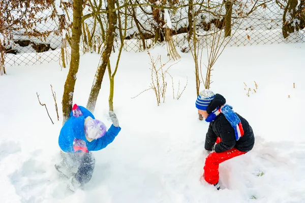 Dois Meninos Jogam Bolas Neve Jogo Divertido Durante Inverno Uma — Fotografia de Stock