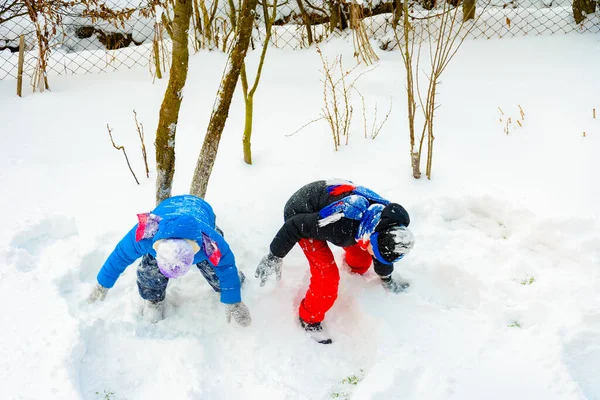 Glückliche Kinder Die Schneebälle Spielen Zwei Brüder Die Winterurlaub Genießen — Stockfoto