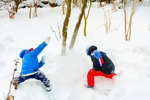 Crianças Felizes Jogando Bolas Neve Dois Irmãos Desfrutando Férias Inverno — Fotografia de Stock