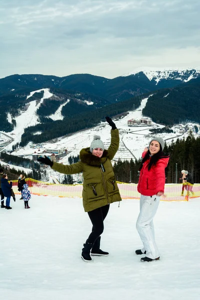 Bukovel Ukraine Februar 2019 Urlaub Bukovel Mädchen Hintergrund Eines Skigebiets — Stockfoto