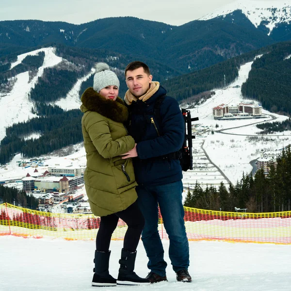 Dos Personas Fondo Una Estación Esquí Pintorescas Montañas Vacaciones Invierno — Foto de Stock