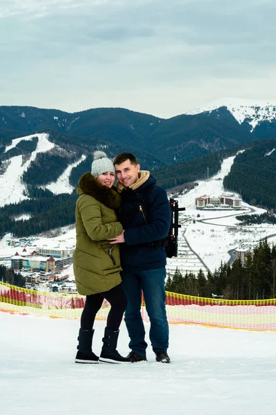 Zwei Menschen Hintergrund Eines Skigebiets Malerische Berge Und Winterurlaub 2021 — Stockfoto