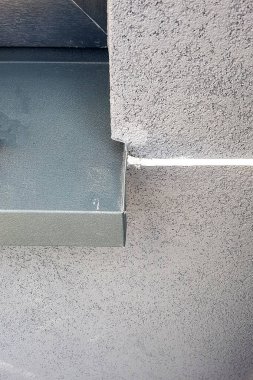 Evin yalıtımı ve alçılanması sırasında pencere boşaltımı azalıyor..