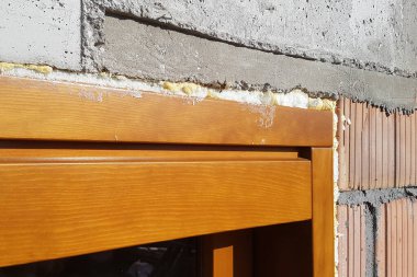 Yüklenmiş plastik pencerenin ayrıntıları, üst pencerenin görünümü .2021