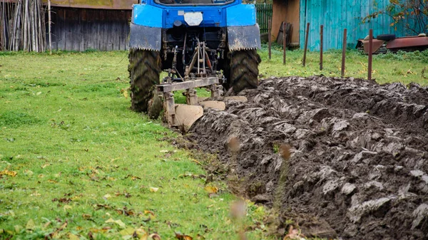 Terreno Coltivato Trattore Aratri Terreno Piccolo Trattore Blu Aratro Con — Foto Stock