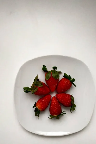 草莓在白色的盘子里 有一个圆形的 顶部的 多汁的和非常有用的水果做早餐 — 图库照片