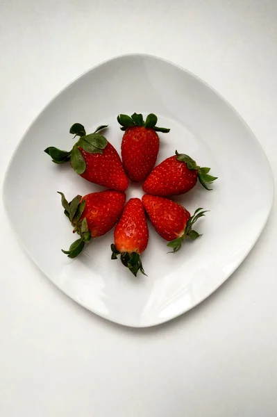 丸みを帯びた白いプレートの上にイチゴ トップビュー ジューシーで朝食に非常に便利な果物 2021 — ストック写真