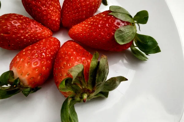 Reife Erdbeeren Auf Einem Teller Ein Weißer Teller Eine Beere — Stockfoto