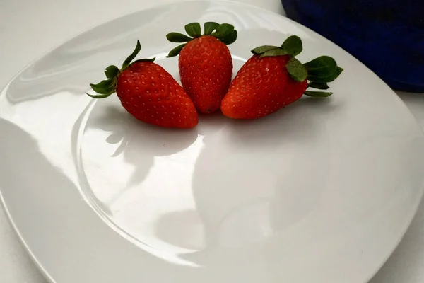 Frische Hausgemachte Erdbeeren Auf Einem Teller Mit Weißem Porzellan Drei — Stockfoto